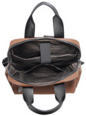 Mochila camel para mujer, estilo casual, con correa ajustable y cierre seguro.