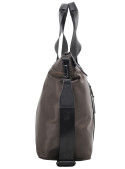 Bolso tote de nylon café, con detalles metálicos, para un look moderno.