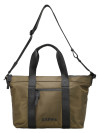 Bolso tote de mujer en verde, con detalles metálicos y un acabado moderno, combina seguridad y elegancia.