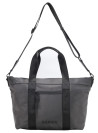 Tote bag gris casual para mujer, perfecto para el día a día, realizado en nylon duradero.
