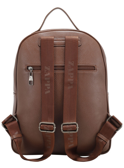 Mochila de mujer en color camel, estilo casual, con tirantes ajustables y compartimento para notebook.
