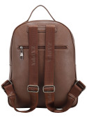 Mochila casual camel para mujer, con cierre metálico y detalles de calidad, ideal para el trabajo.