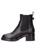 Calzado negro de mujer, botín de cuero, estilo casual, con detalles metálicos.