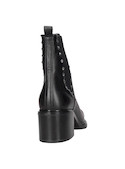 Botín negro con punta puntiaguda, diseño desafiante para mujer, estilo casual.