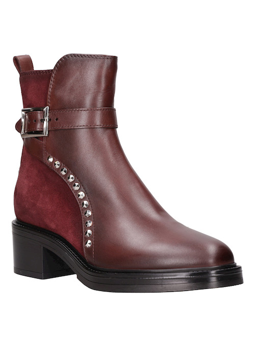Calzado de cuero burdeos para mujer, estilo casual, recomendado para actividades urbanas y nocturnas.