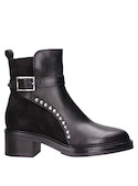 Botín de cuero negro para mujer, ideal para combinar con jeans ajustados y chaqueta.