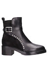 Botín de cuero negro para mujer, ideal para combinar con jeans ajustados y chaqueta.