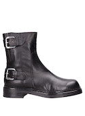 Botín negro de mujer, acabado mate en cuero, ideal para un look con actitud.