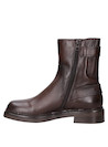 Calzado urbano marrón para mujer, botín con detalles metálicos, ideal para un look audaz.