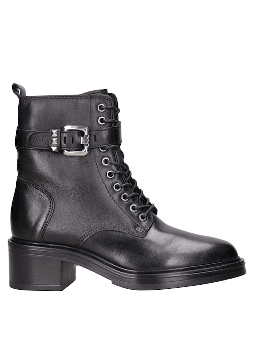 Botines urbanos de cuero negro para mujer, con detalles metálicos y tachas.