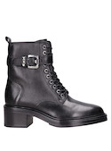 Botines de cuero negro para mujer, recomendados para combinar con jeans ajustados.