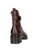 Calzado urbano de cuero brown para mujer, con detalles metálicos en la hebilla, combina con jeans y chaquetas.