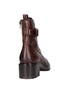 Calzado urbano de cuero brown para mujer, con detalles metálicos en la hebilla, combina con jeans y chaquetas.