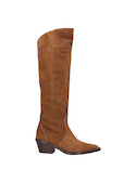 Bota camel de cuero con detalle bordado, ideal para combinar con vestidos entallados.
