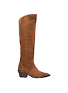 Bota camel de cuero con detalle bordado, ideal para combinar con vestidos entallados.