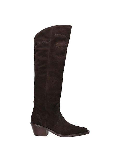 Botas altas de cuero marrón, estilo moderno, recomendadas para salidas informales.