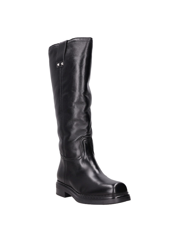 Calzado casual negro para mujer, con detalles metálicos, recomendado para actividades diarias.