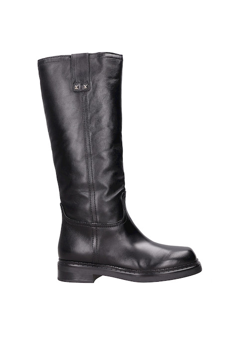 Calzado casual negro para mujer, con detalles metálicos, recomendado para actividades diarias.