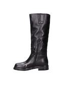 Botas de cuero negras para mujer, estilo casual, ideales para looks urbanos y desenfadados.