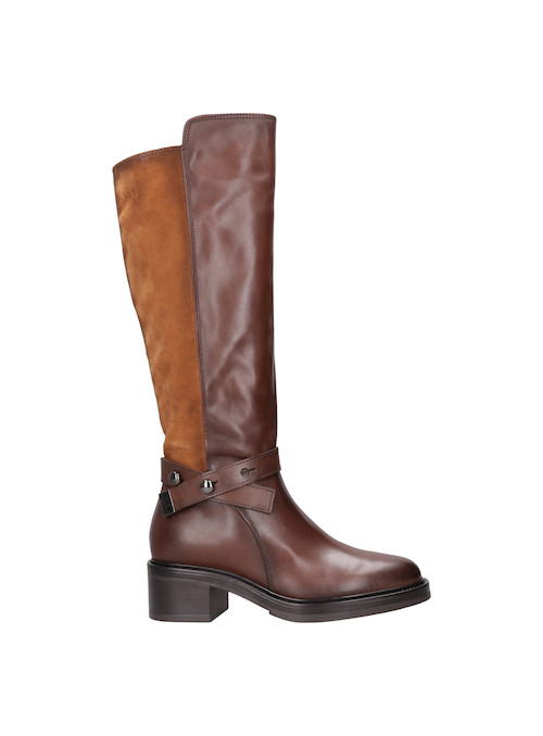 Bota de caña alta marrón para mujer, estilo casual, adecuada para ocasiones informales y salidas urbanas.