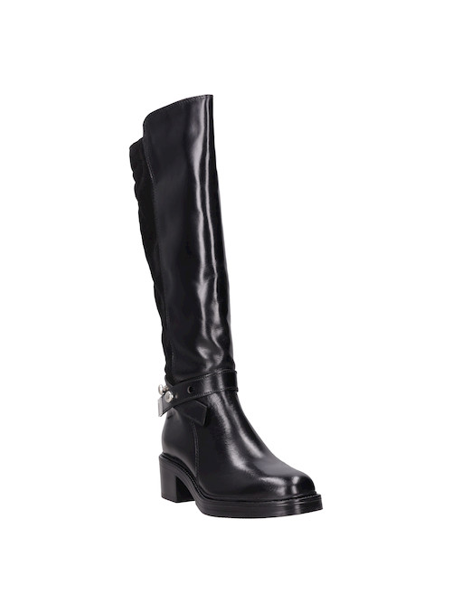 Bota negra casual de mujer con detalles metálicos, ideal para complementar outfits contemporáneos.