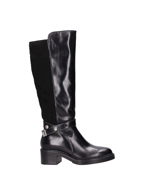 Bota negra casual de mujer con detalles metálicos, ideal para complementar outfits contemporáneos.