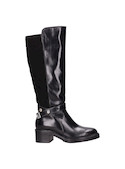 Bota negra de mujer con taco bloque, recomendada para combinar con vestidos midi o jeans de corte recto.