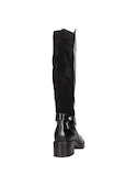 Bota de cuero negra para mujer con diseño vanguardista, perfecta para un look moderno y audaz.