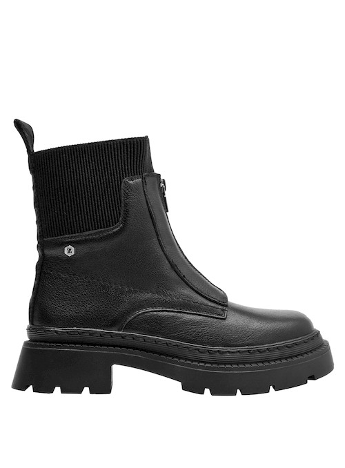 Botín negro de cuero para mujer, ideal para combinar con vestidos urbanos y jeans ajustados.