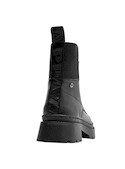 Botín negro de cuero para mujer, diseño contemporáneo con textura única y punta redonda.