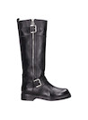 Bota de mujer en cuero negro brillante, ideal para complementar vestidos cortos o jeans ajustados.