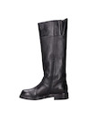 Bota de cuero negro con taco bloque de 3 cm, perfecta para destacar en ocasiones especiales.