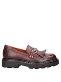 4Mocasín burdeos con estilo contemporáneo, ideal para uso diario.
