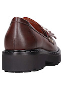 3Mocasín de cuero con franjas frontales, perfecto para combinar con vestidos.