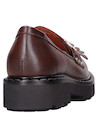 3Mocasín de cuero con franjas frontales, perfecto para combinar con vestidos.