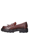 2Mocasín burdeos con taco bloque de 4 cm, ideal para looks audaces.