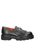 4Mocasín urbano de mujer en negro, diseño contemporáneo con carácter disruptivo y comodidad.