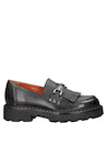 4Mocasín urbano de mujer en negro, diseño contemporáneo con carácter disruptivo y comodidad.