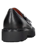 3Mocasín de cuero negro con herrajes, perfecto para combinar con traje urbano o vestido fluido.