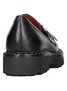 3Mocasín de cuero negro con herrajes, perfecto para combinar con traje urbano o vestido fluido.