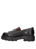 2Mocasín negro con punta redonda y tachas, ideal para looks audaces y modernos.