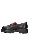 2Mocasín negro con punta redonda y tachas, ideal para looks audaces y modernos.