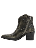 Botín vaquero con taco bloque de 7 cm, ideal para un look contemporáneo.