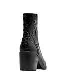 Botín negro con acabado en textura de cocodrilo, perfecto para un look audaz y moderno.