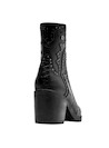 Botín negro con acabado en textura de cocodrilo, perfecto para un look audaz y moderno.