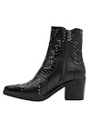 Botín negro de cuero para mujer, ideal para combinar con vestidos ajustados y jeans desgastados.
