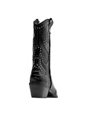Botín negro de estilo vaquero con herrajes metálicos y diseño de punta puntiaguda.