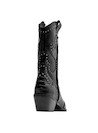 Botín negro de estilo vaquero con herrajes metálicos y diseño de punta puntiaguda.