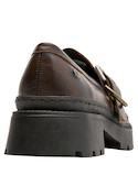 Mocasín de color moro, perfecto para looks atrevidos con faldas midi y chaquetas de cuero.