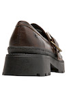 Mocasín de color moro, perfecto para looks atrevidos con faldas midi y chaquetas de cuero.